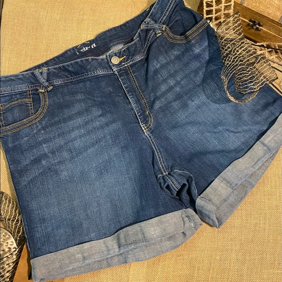 EUC Lane Bryant Cuffed Shorts in Dark Denim. Size 22 - Picture 2 of 4